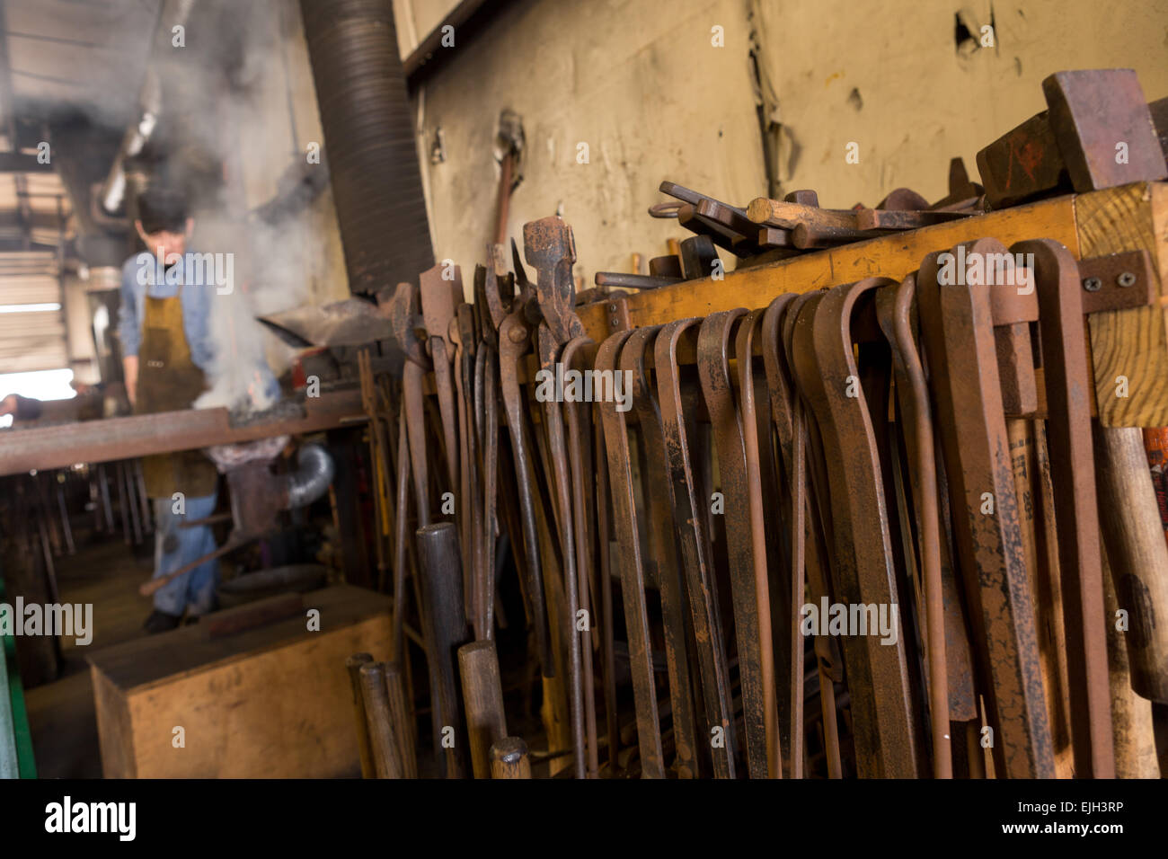ajustar Delegación Numérico Herramientas para trabajar metal herrero en un taller de trabajo de hierro  en Charleston, SC Fotografía de stock - Alamy