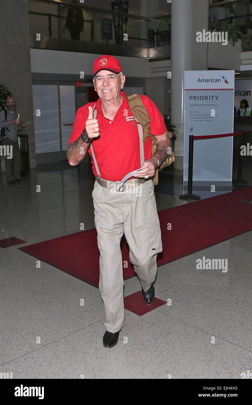 R. Lee Ermey mejor conocido por su papel como el austero al Sargento Primero Hartman en Full Metal Jacket, deja el aeropuerto internacional de Los Ángeles (LAX) vistiendo su rojo jóvenes marinos con uniforme: R. Lee Ermey donde: Los Angeles, California, Estados Unidos W Foto de stock