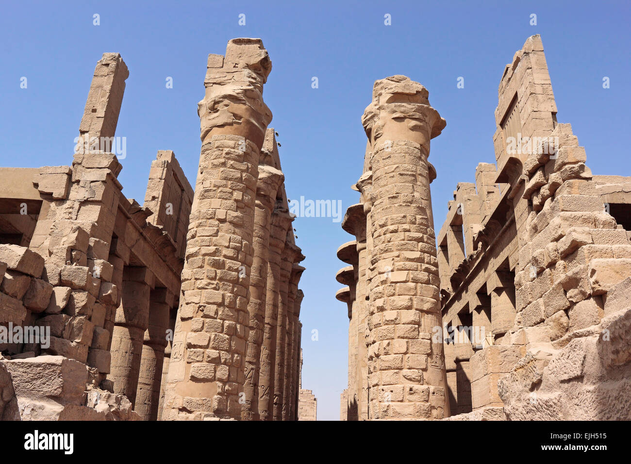 Columnas en el templo de Karnak, Luxor, Egipto Foto de stock