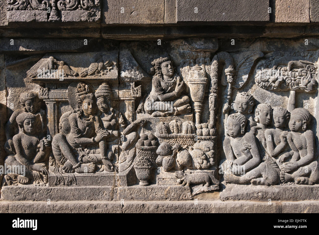 Talla en piedra del templo de Prambanan, sitio del Patrimonio Mundial de la UNESCO, en Java Central, Indonesia Foto de stock