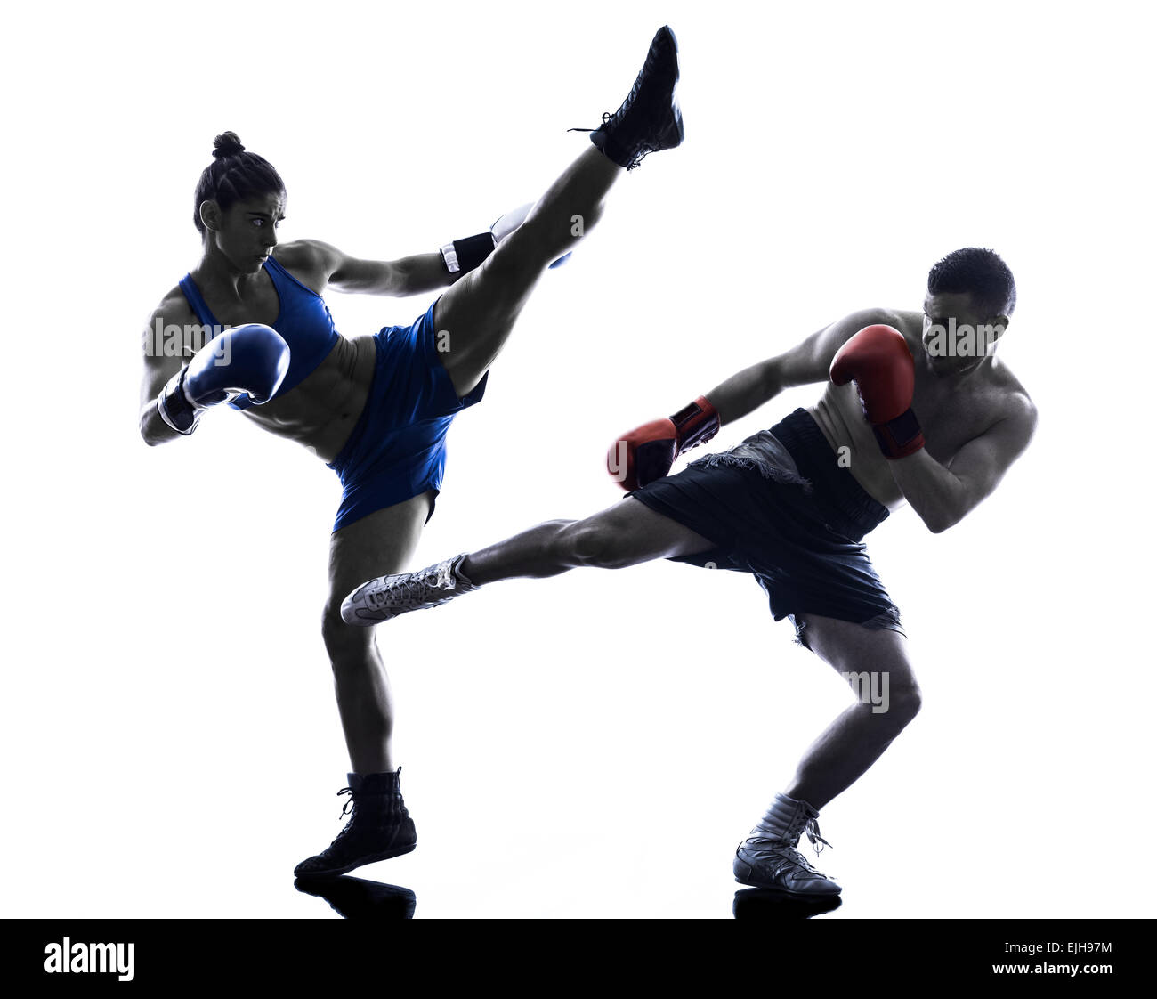 Una mujer boxer boxing kickboxing en silueta de un hombre aislado sobre