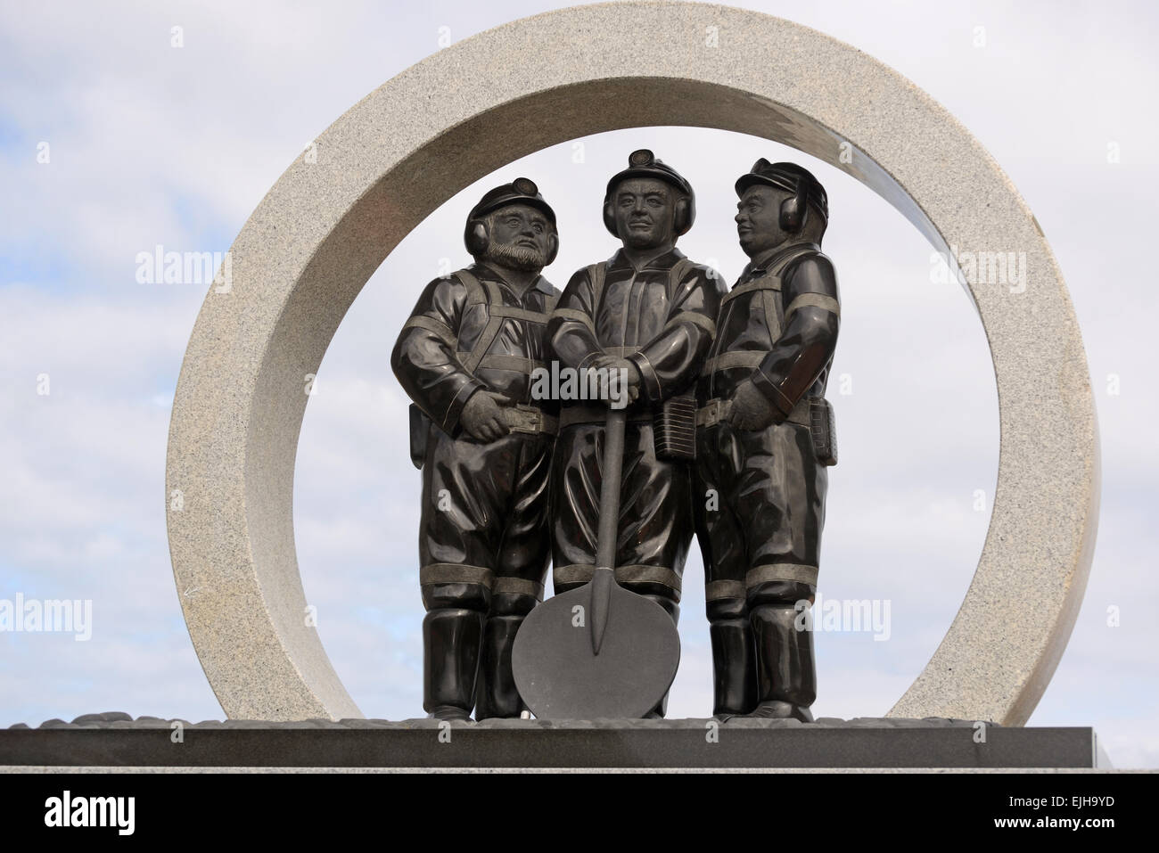Tres mineros del carbón característica en Greymouth memorial a los trabajadores que han muerto en accidentes de la minería del carbón en la Costa Oeste Foto de stock