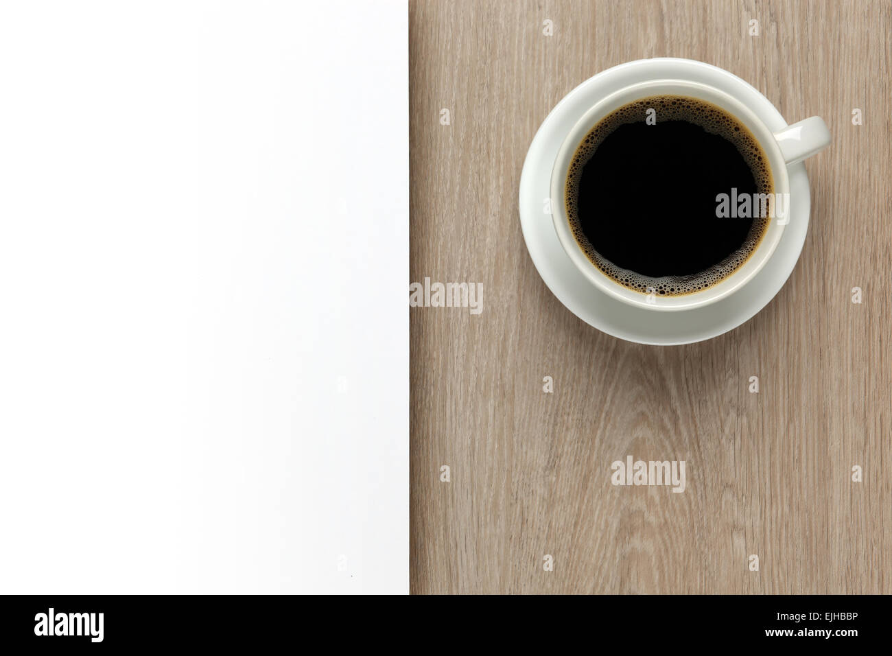 Taza de café en la mesa de oficina con espacio en blanco Foto de stock