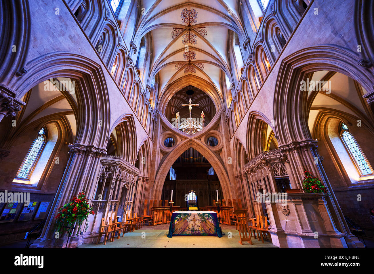 El pasillo de los pozos medieval catedral construida en el estilo gótico inglés temprano en 1175, Wells Somerset, Inglaterra Foto de stock