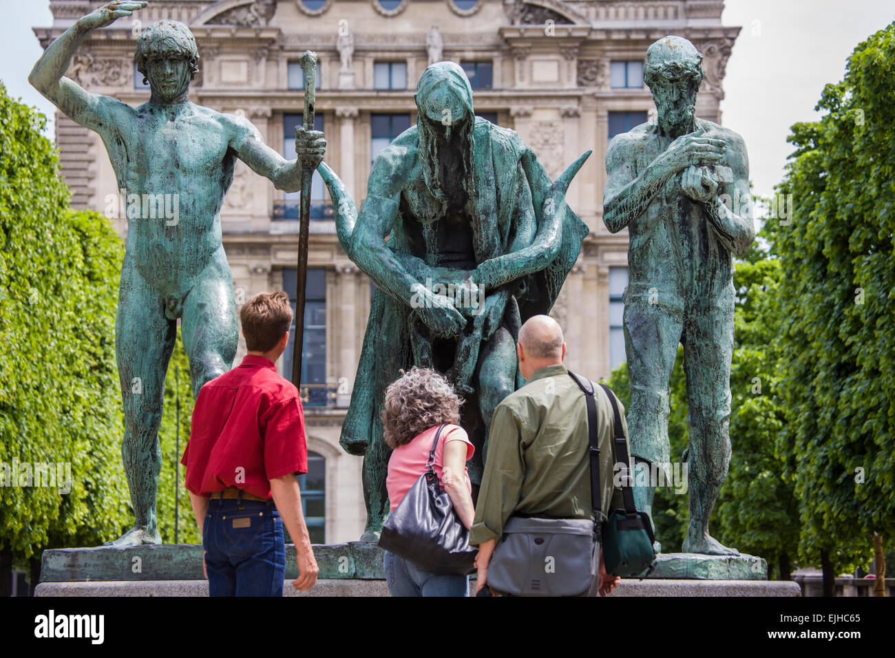 Los visitantes mirando estatuas en La Terrasse du bord de l'eau, Paris, Francia Foto de stock