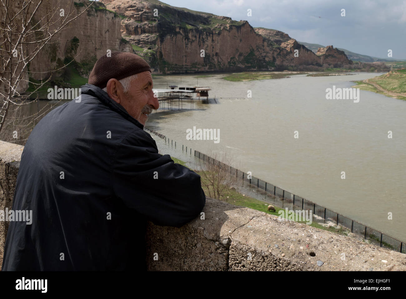 Vista de Hasankeyf, antigua ciudad cerca de Batman, el Kurdistán turco, Turquía. Viejo hombre kurdo Foto de stock