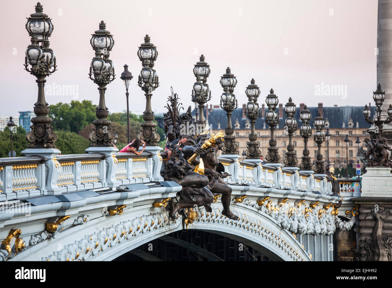 Toma de fotografía turística chica de amigo en Puente Alexandre III, París, Francia Foto de stock