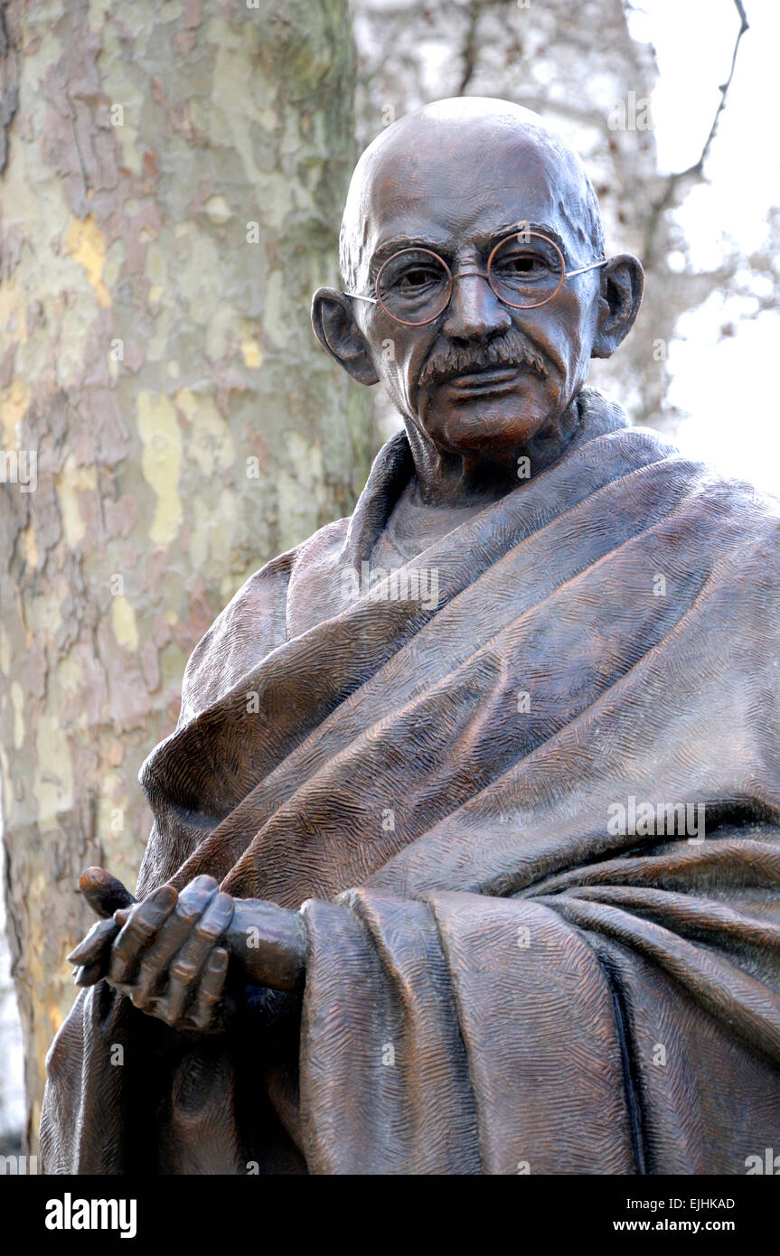 Londres, Inglaterra, Reino Unido. Estatua de Mahatma Gandhi, la Plaza del Parlamento. (2015: Philip Jackson) Foto de stock
