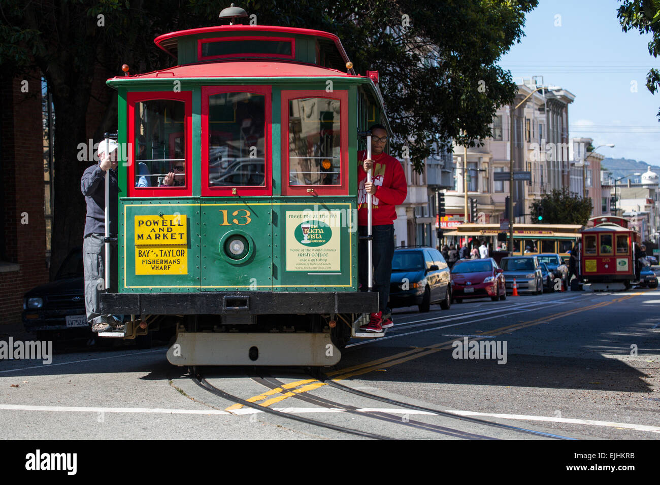 Coger el teleférico en las colinas de San Francisco, California, EE.UU. Foto de stock