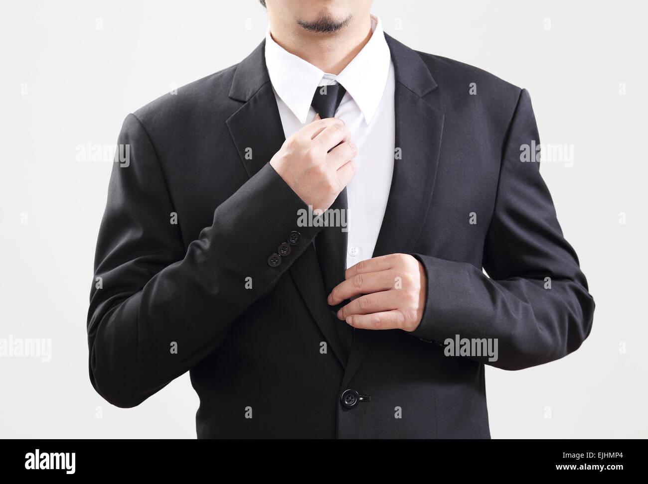 El empresario inteligente ajustar su corbata antes de comenzar con el trabajo Foto de stock