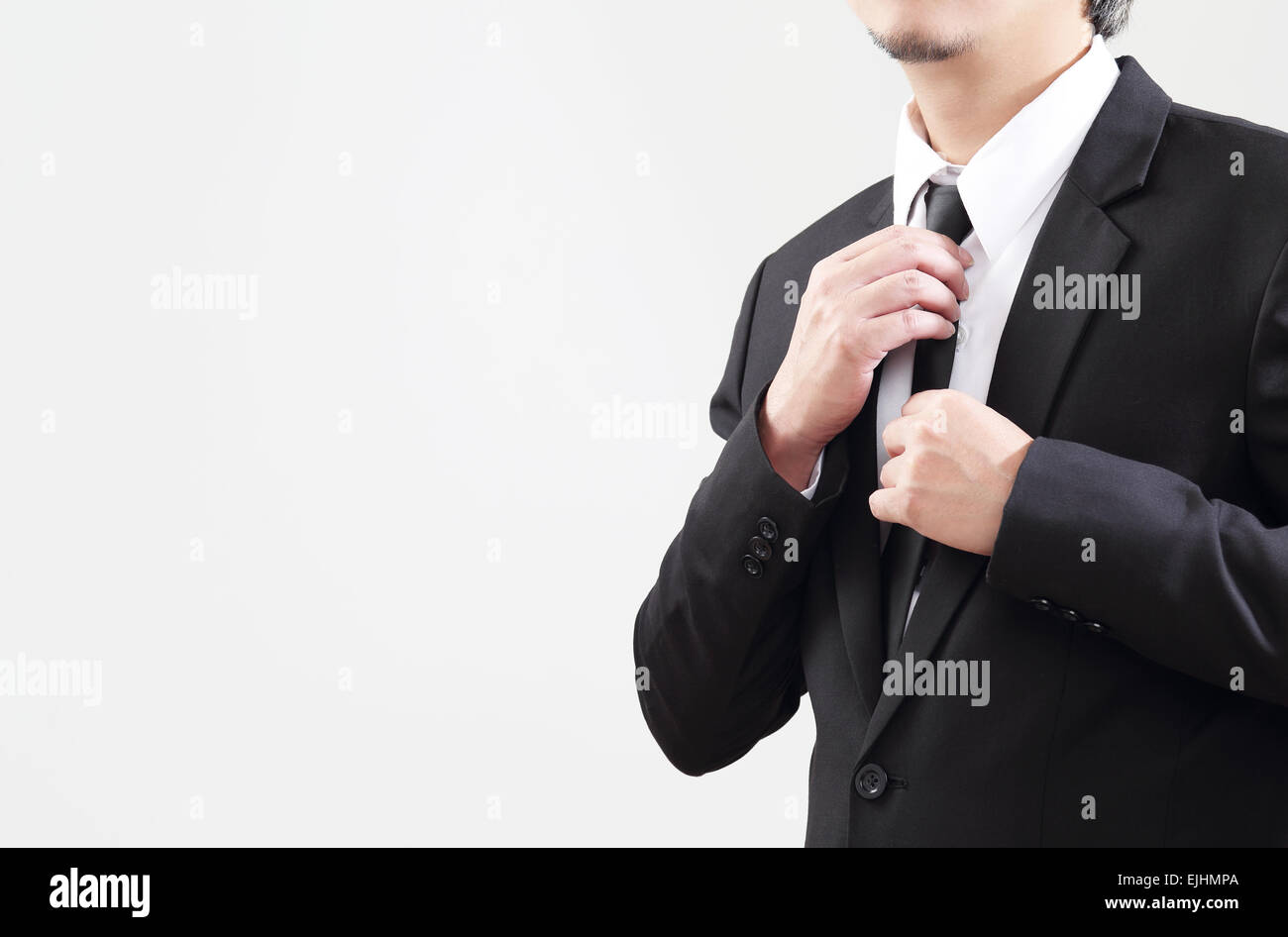 El empresario inteligente ajustar su corbata antes de comenzar con el trabajo Foto de stock