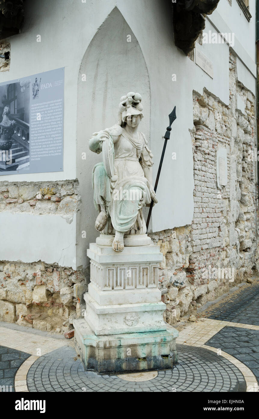 Estatua de mujer con lanza en Budapest Foto de stock