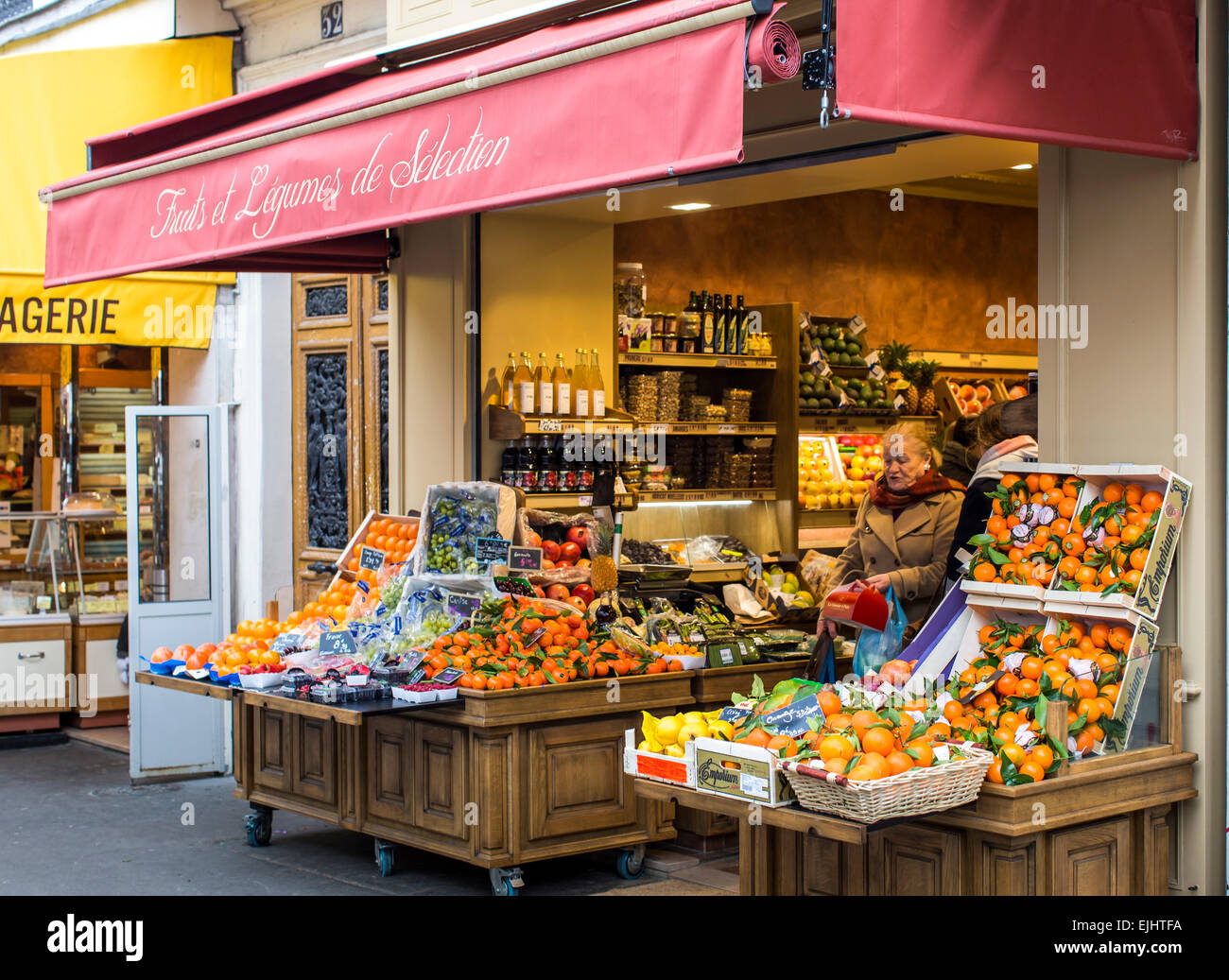 Tienda de frutas y verduras, París, Francia Fotografía de stock Alamy Tienda de frutas y verduras, París, Francia Fotografía de stock Alamy