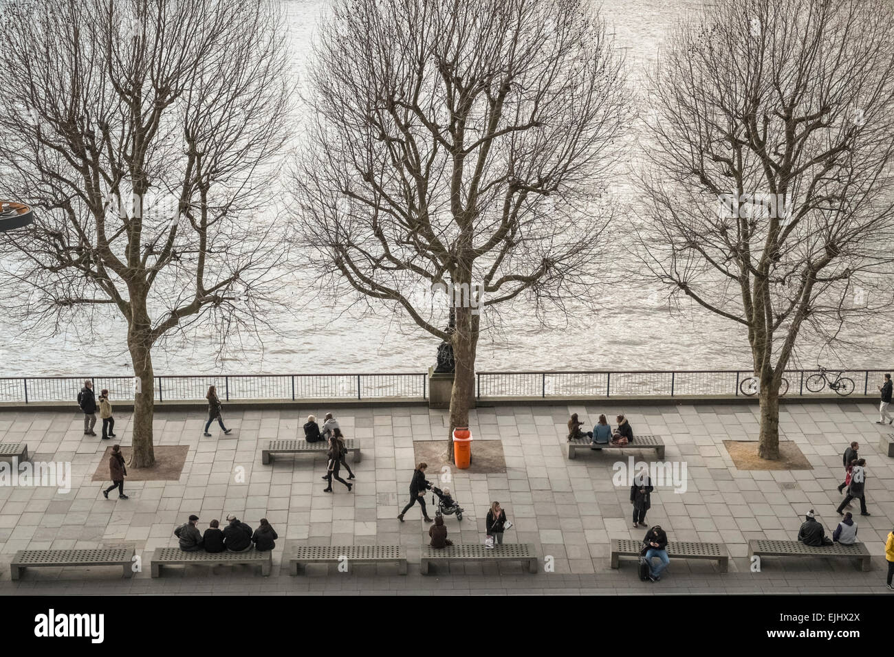 Vista aérea de las personas caminar y sentarse en Thames Path en Southbank, Londres, Inglaterra Foto de stock