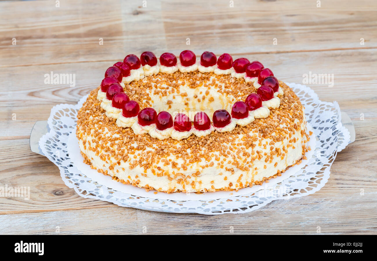 Frankfurter Kranz con cerezas en madera rústica. Foto de stock