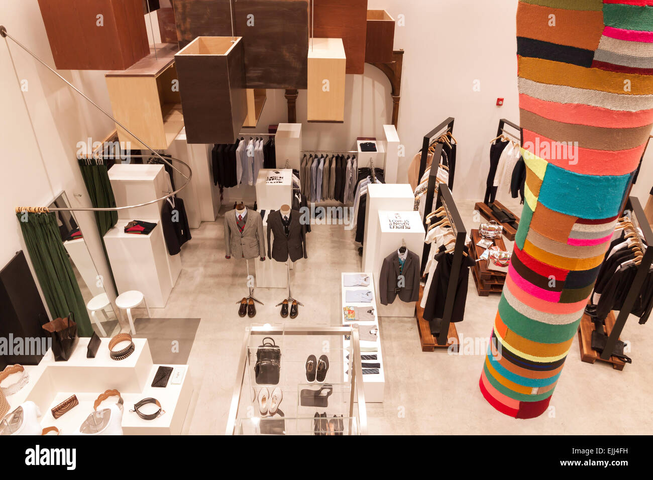 Ropa de hombre y de mujer tienda, Comme des Garcons, en el Dover Street Market, la ciudad de Nueva York. Foto de stock