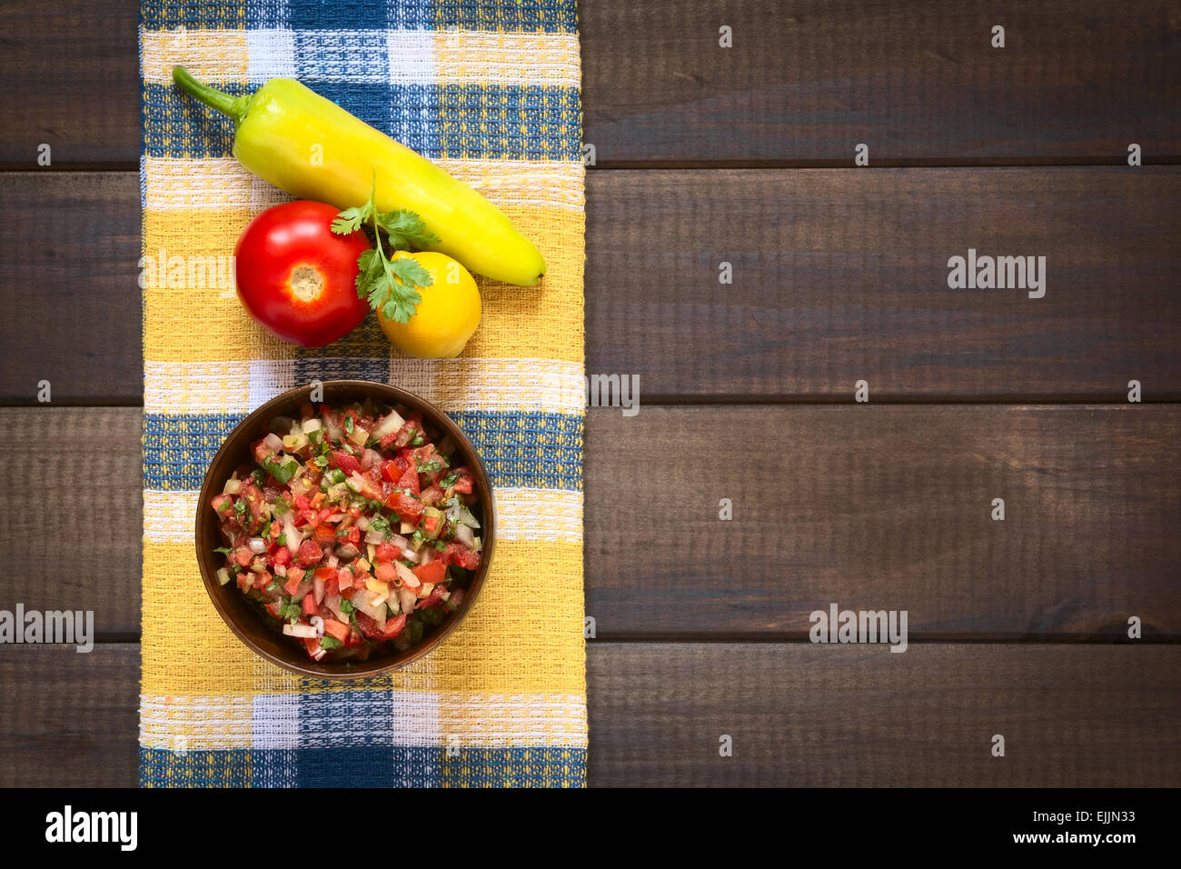 Fotografía cenital del tradicional chileno Pebre salsa de tomate, cebolla, aji verde (green pequeño pimiento picante), zumo de limón, cilantro Foto de stock