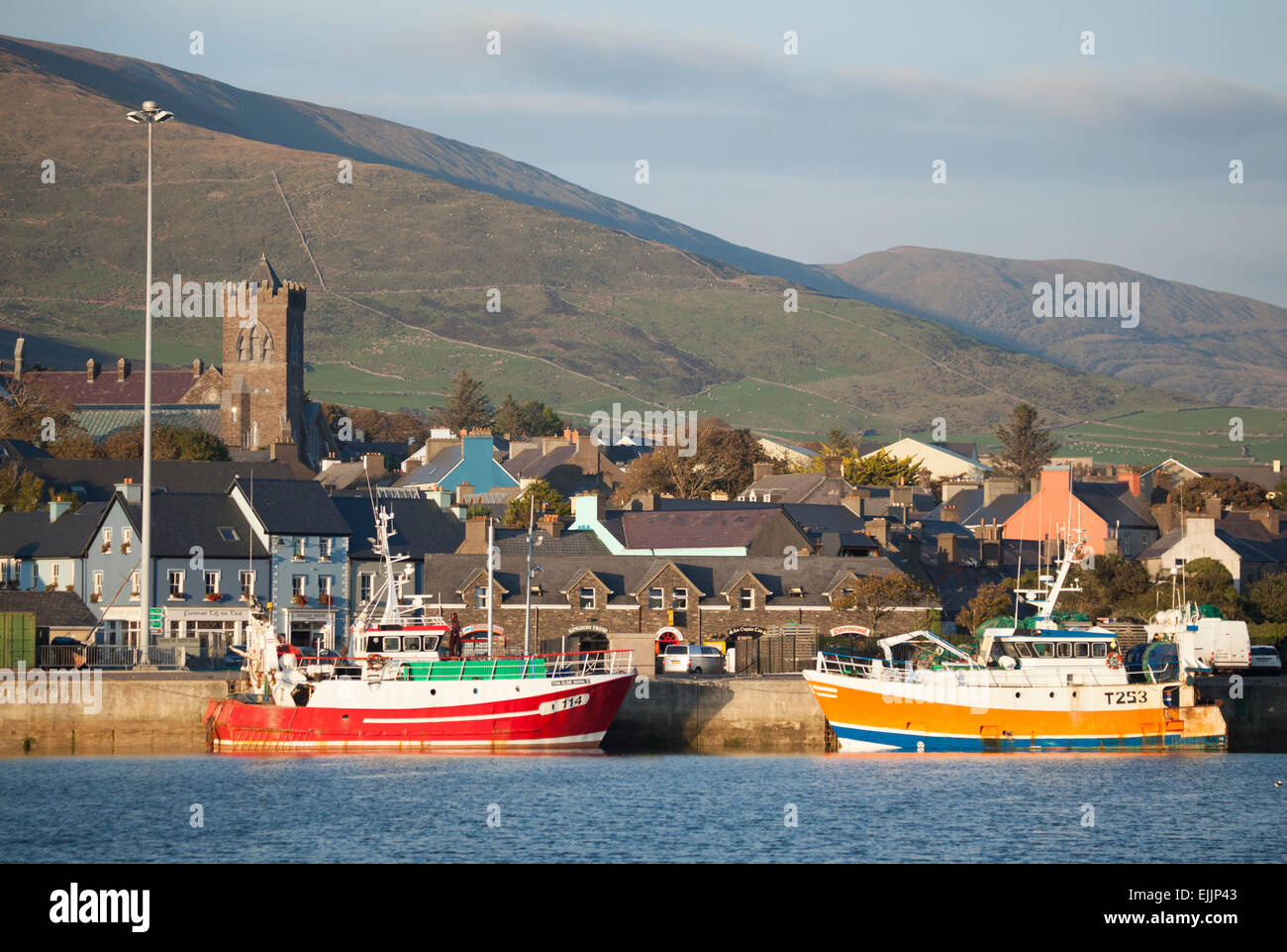 Barcos pesqueros amarrados en el puerto de Dingle, País de Kerry, en Irlanda. Foto de stock