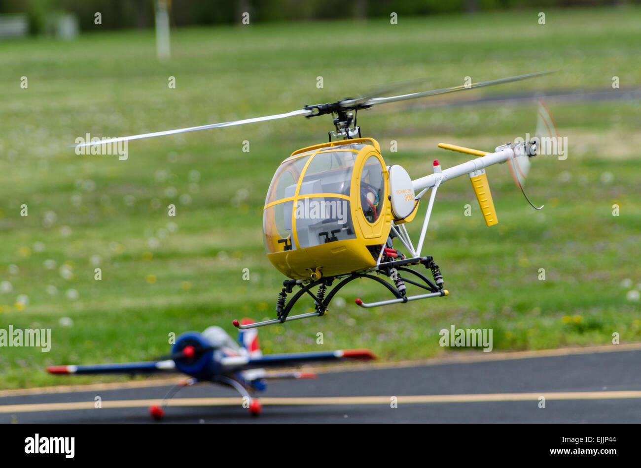 Helicóptero controlado por radio Foto de stock