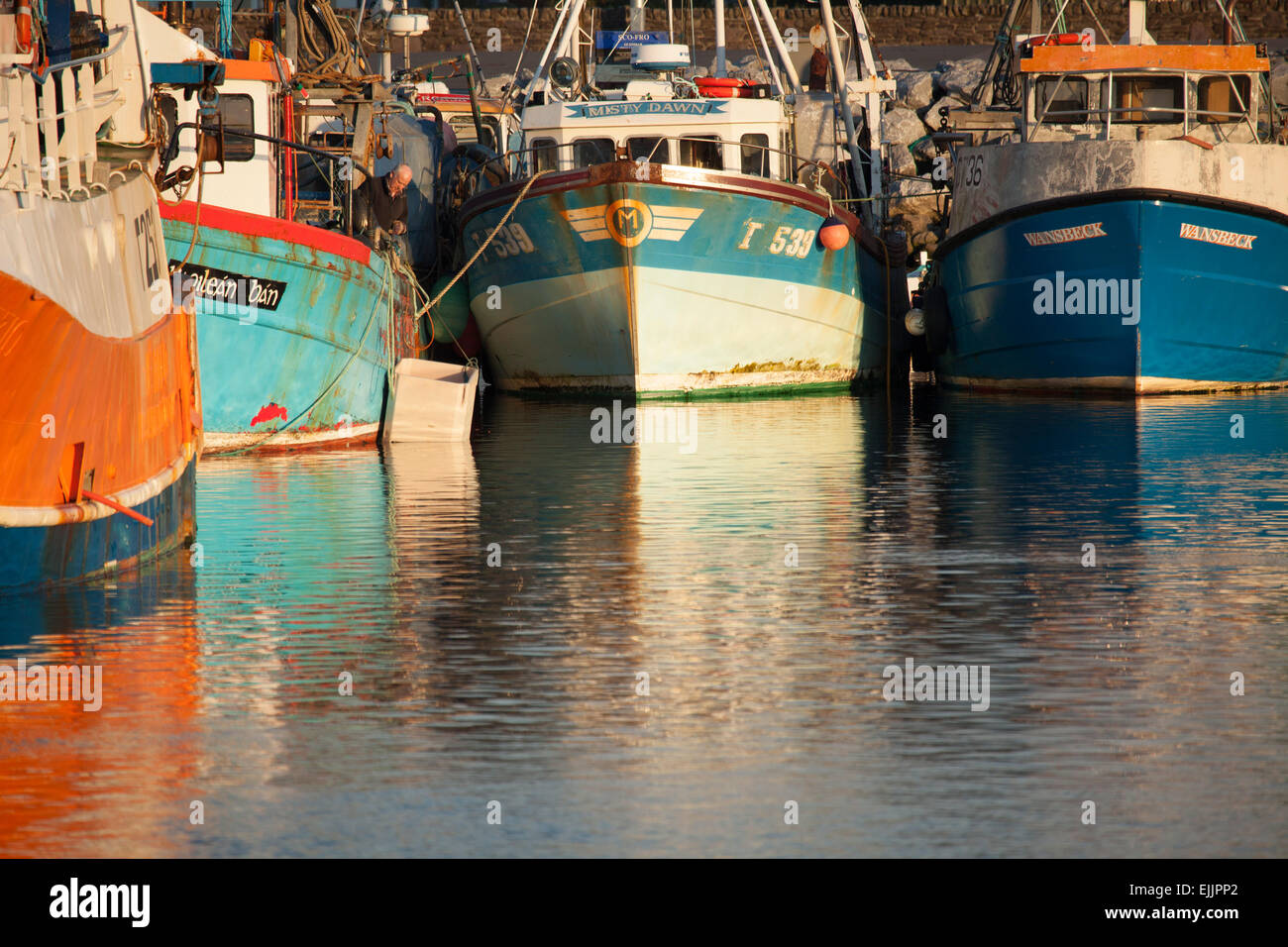 Barcos pesqueros amarrados en el puerto de Dingle, País de Kerry, en Irlanda. Foto de stock