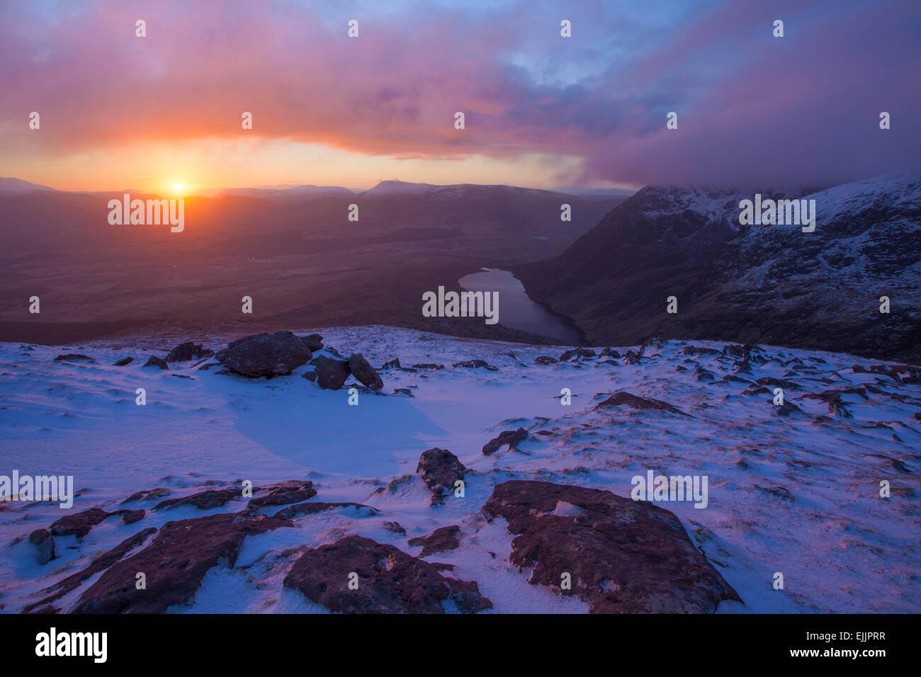 Amanecer de invierno desde las laderas de la montaña de Brandon, la península Dingle, Condado de Kerry, Irlanda. Foto de stock