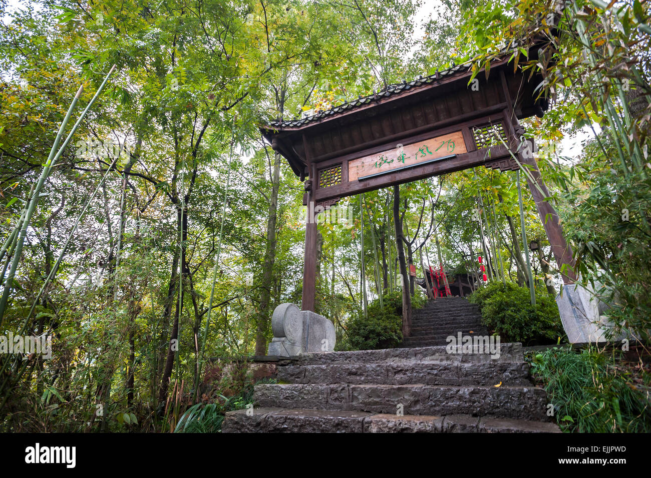 Arco chino de madera Nanhuashan Fenghuang, antiguo pueblo, China Foto de stock