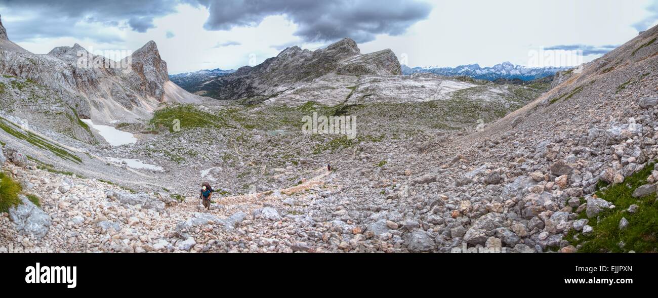 Panorama escénico de excursionistas ascendente en Alpes Julianos, Eslovenia Foto de stock