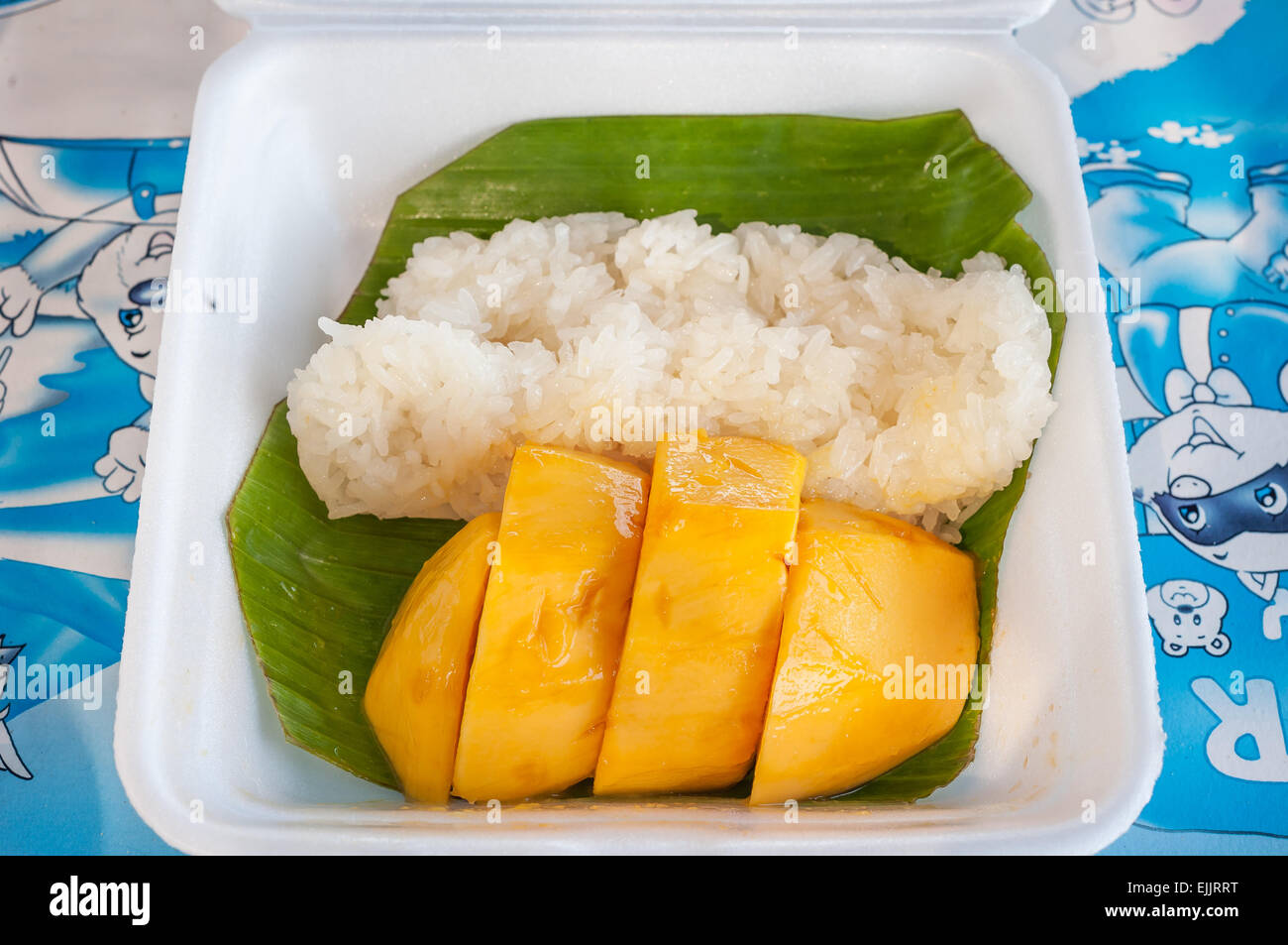 Arroz pegajoso con mango, clásico postre tailandés Foto de stock