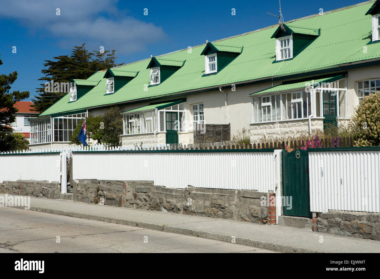 Malvinas, Puerto Stanley, Islas Malvinas pabellón terraza exterior de casas con techo verde Foto de stock