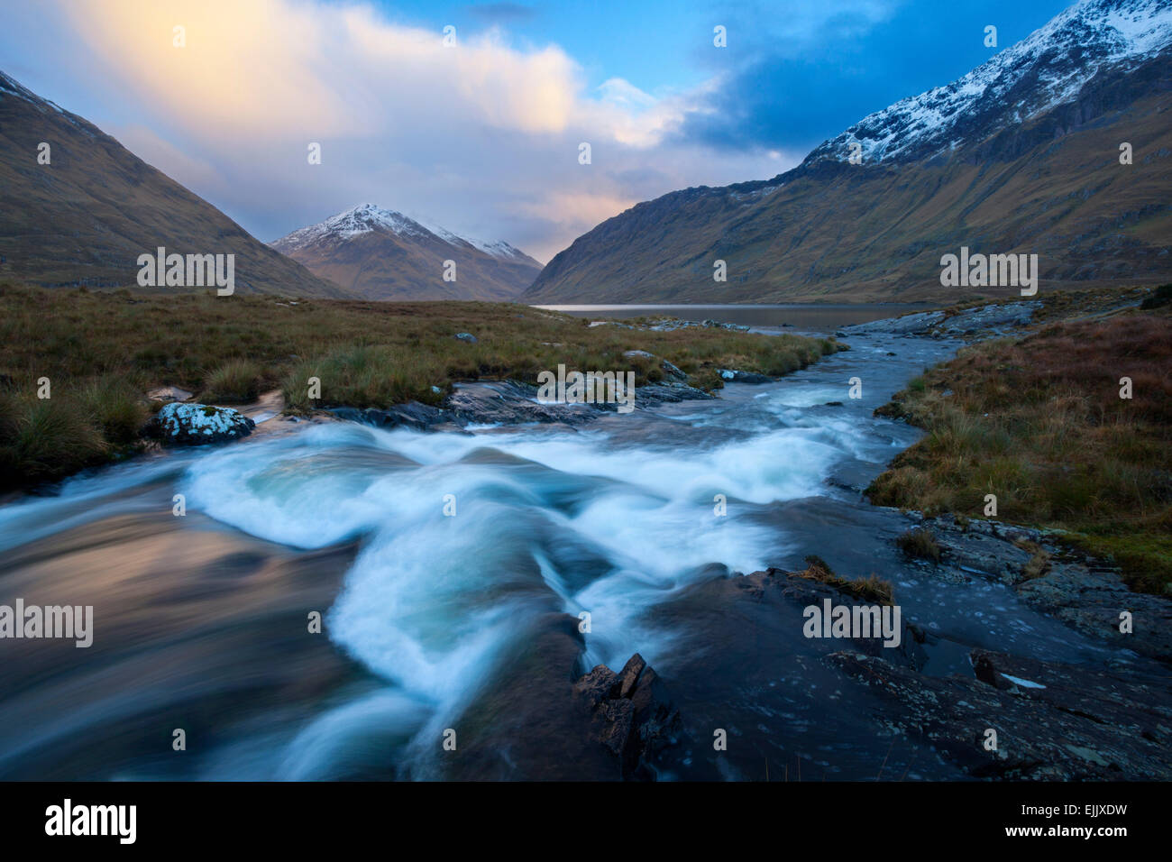 Puesta de sol en invierno y Doolough Glencullin River, en el condado de Mayo, Irlanda. Foto de stock