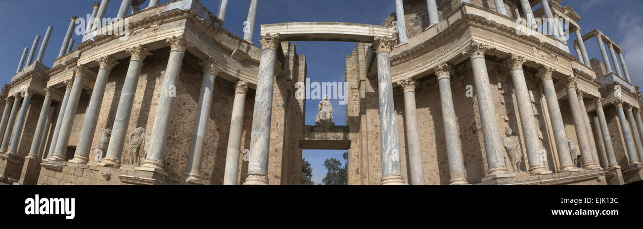 El teatro romano, situado en el conjunto arqueológico de Mérida, uno de los mayores y más extensos yacimientos arqueológicos en S Foto de stock
