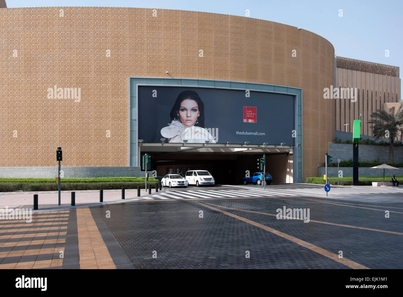 Entrada vehicular al centro comercial Dubai Mall con Poster de bella mujer Foto de stock