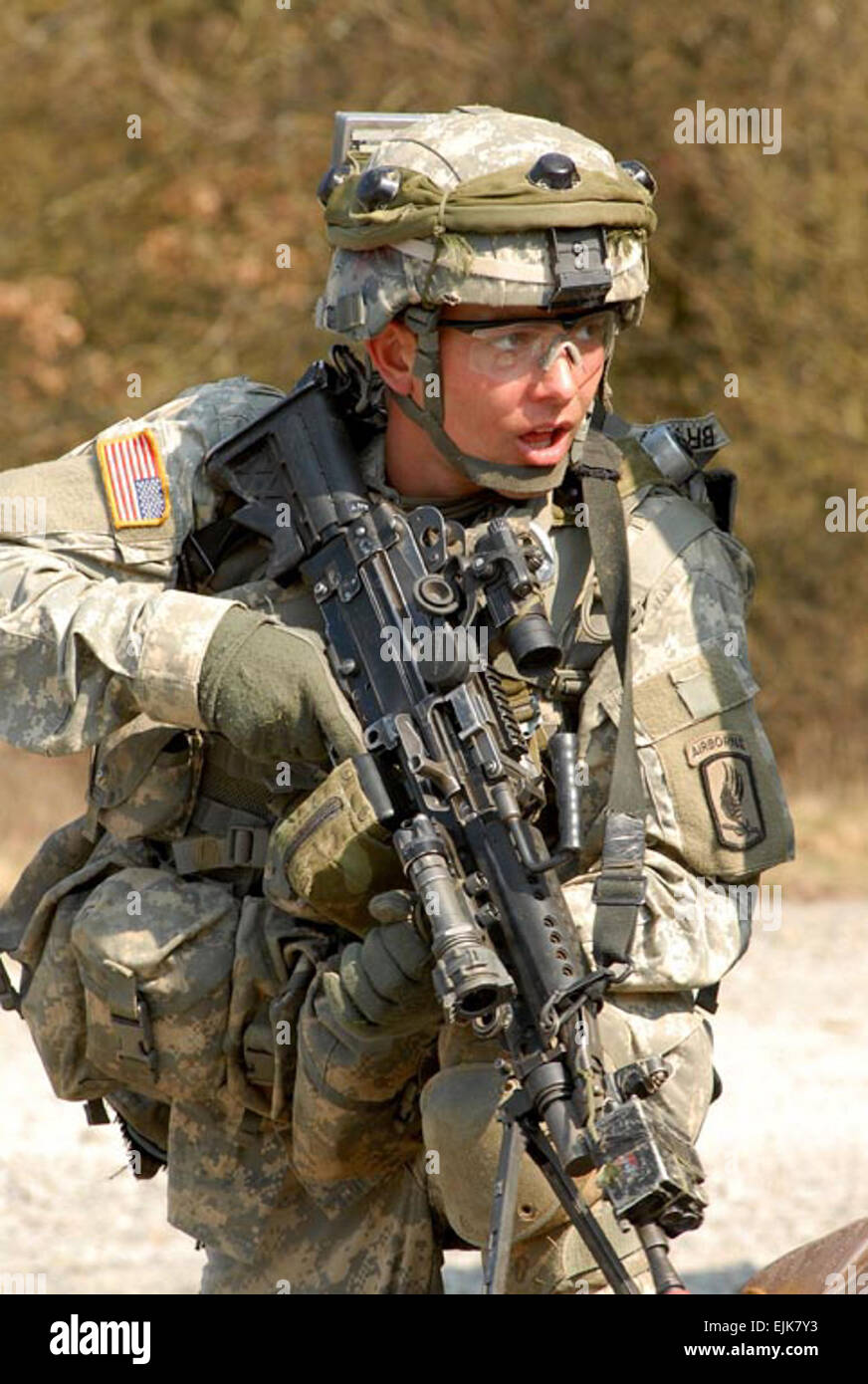 Un soldado del ejército del 1er Batallón del 503º Regimiento de Infantería, 173º equipo de combate de la Brigada Aerotransportada proporciona seguridad en el ejército de los EE.UU. Europa Centro de Apoyo a la formación en Schweinfurt, Alemania, 1 de abril de 2007, durante la formación de un próximo despliegue en Afganistán. Kieffer, Gary L. Foto de stock