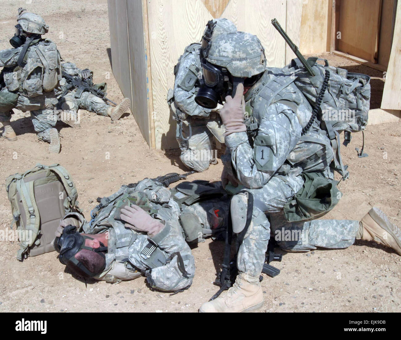 Un soldado del Ejército de EE.UU. llama en una evacuación médica después de un simulacro de ataque químico durante una misión de entrenamiento cerca del campamento Ramadi, Iraq, 25 de septiembre, 2007. El Sgt. Andrew D. Pendracki Foto de stock