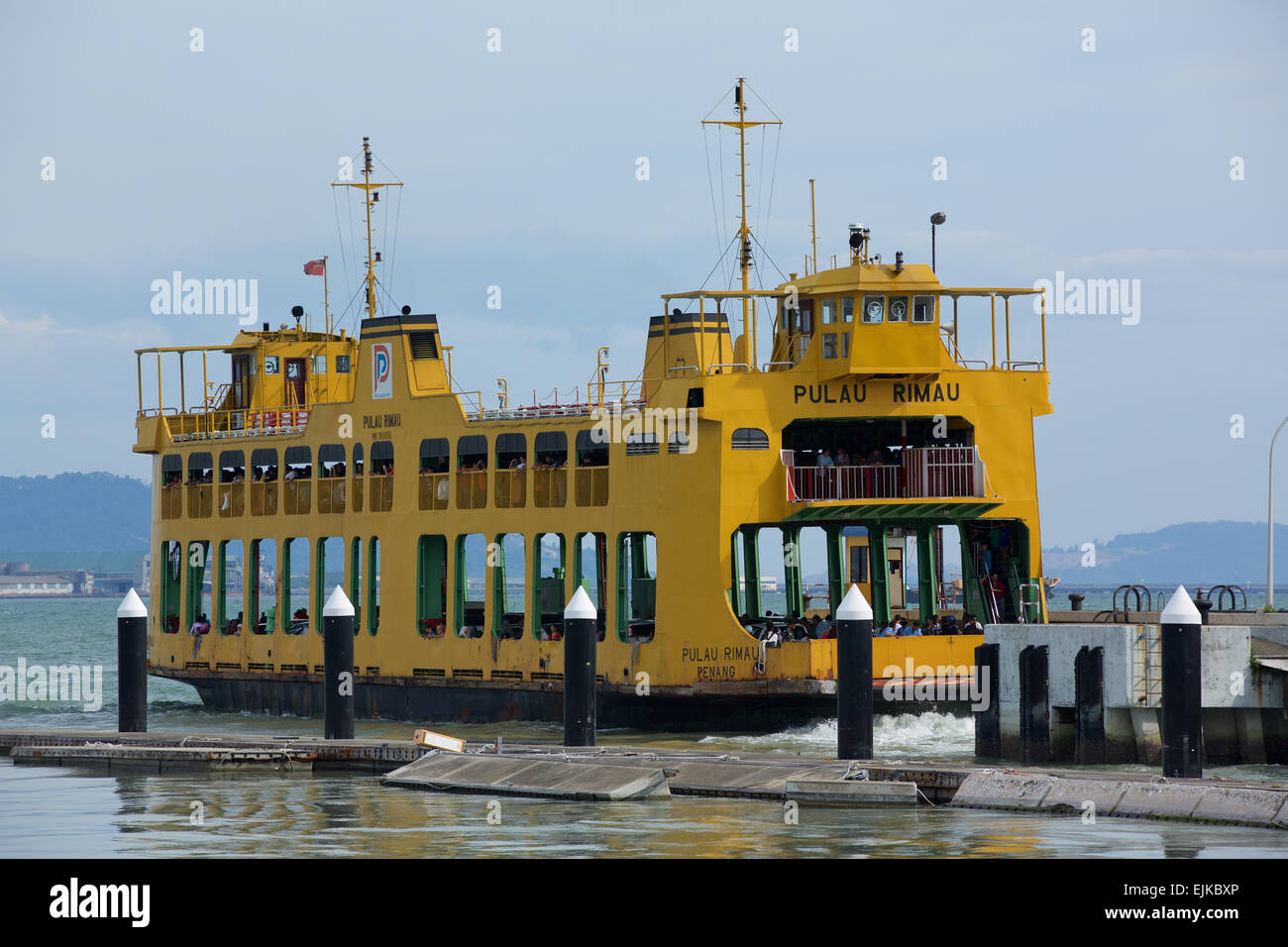 La Pulau Rimau uno de la flota de automóviles de pasajeros y transbordadores que operan entre Georgetown, en la isla de Penang y Butterworth. Foto de stock