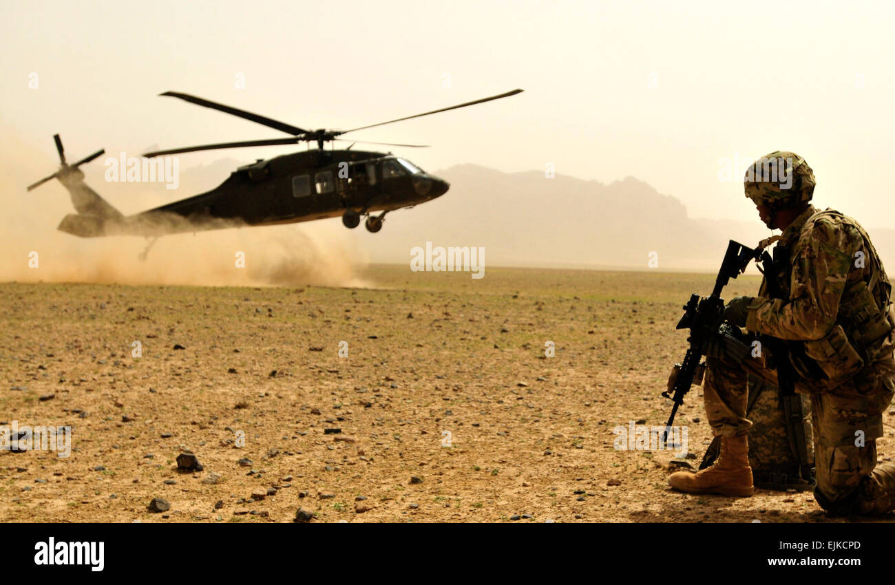 El Sargento del Ejército de Estados Unidos. Pablo Jordán, un médico asignado a la 25ª Brigada de Aviación de Combate, proporciona la seguridad como un helicóptero Black Hawk UH-60 llega a extraer de su equipo y miembros de 2º Orden Civil Nacional Afgano patrulla especial equipo de armas y tácticas en la provincia de Kandahar, en Afganistán, el 16 de marzo de 2012. El Sgt. Daniel Schroeder, el Ejército de los Estados Unidos. Foto de stock