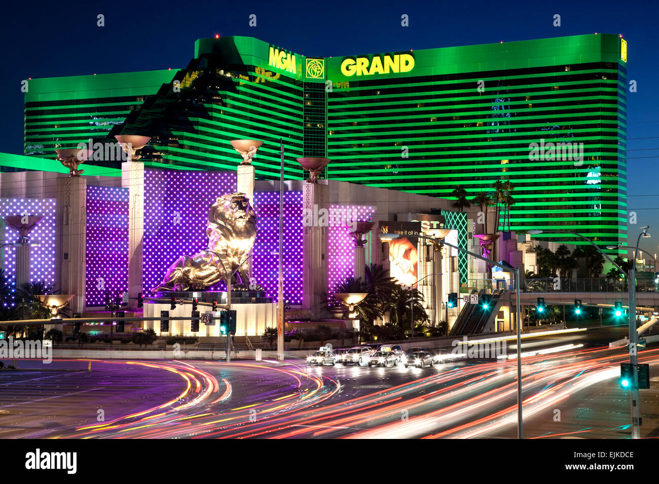 El MGM Grand Hotel y vetas de luz, el Strip, en Las Vegas, Nevada, EE.UU. Foto de stock