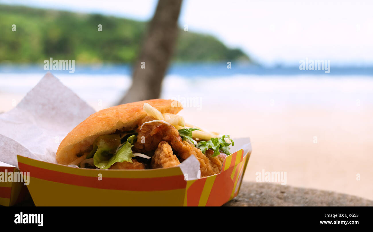Tiburón frito y hornear comida rápida al aire libre junto a la playa de Maracas Bay en Trinidad y Tobago tradicional auténtico Caribe local. Foto de stock