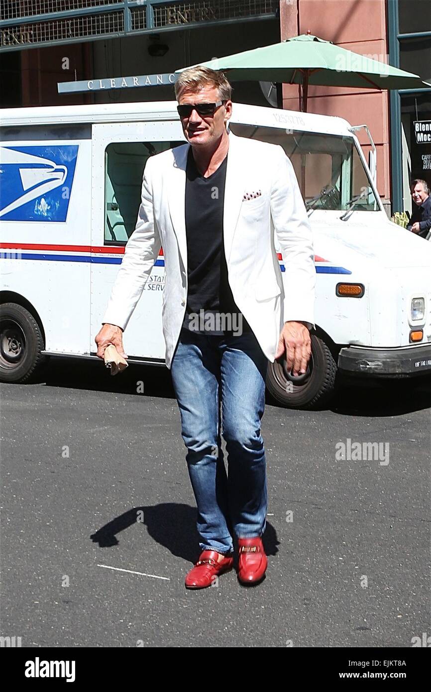 Dolph Lundgren en el de moda con chaqueta blanca, jeans y zapatos de color marrón, en Beverly Hills, como parece que él está en 80 series de televisión, Miami Vice