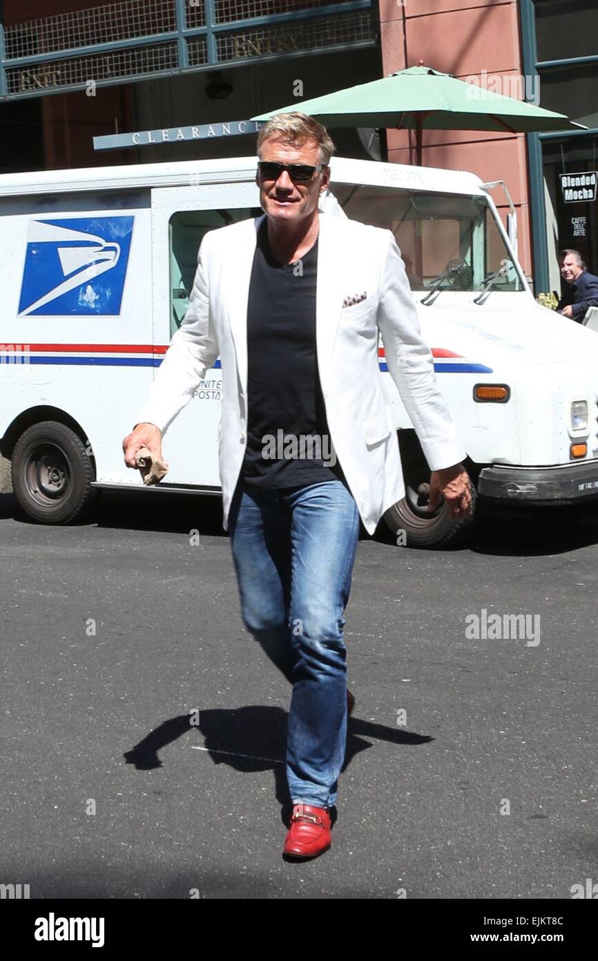 Dolph Lundgren en el fresco de moda con chaqueta blanca, jeans y zapatos de  color marrón, en Beverly Hills, como parece que él está jugando en 80  series de televisión, Miami Vice