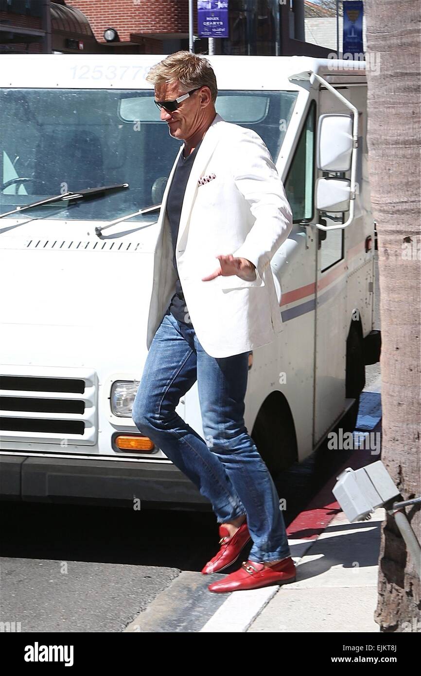 Dolph Lundgren en el de moda con chaqueta blanca, jeans y zapatos de color marrón, en Beverly Hills, como parece que él está en 80 series de televisión, Miami Vice