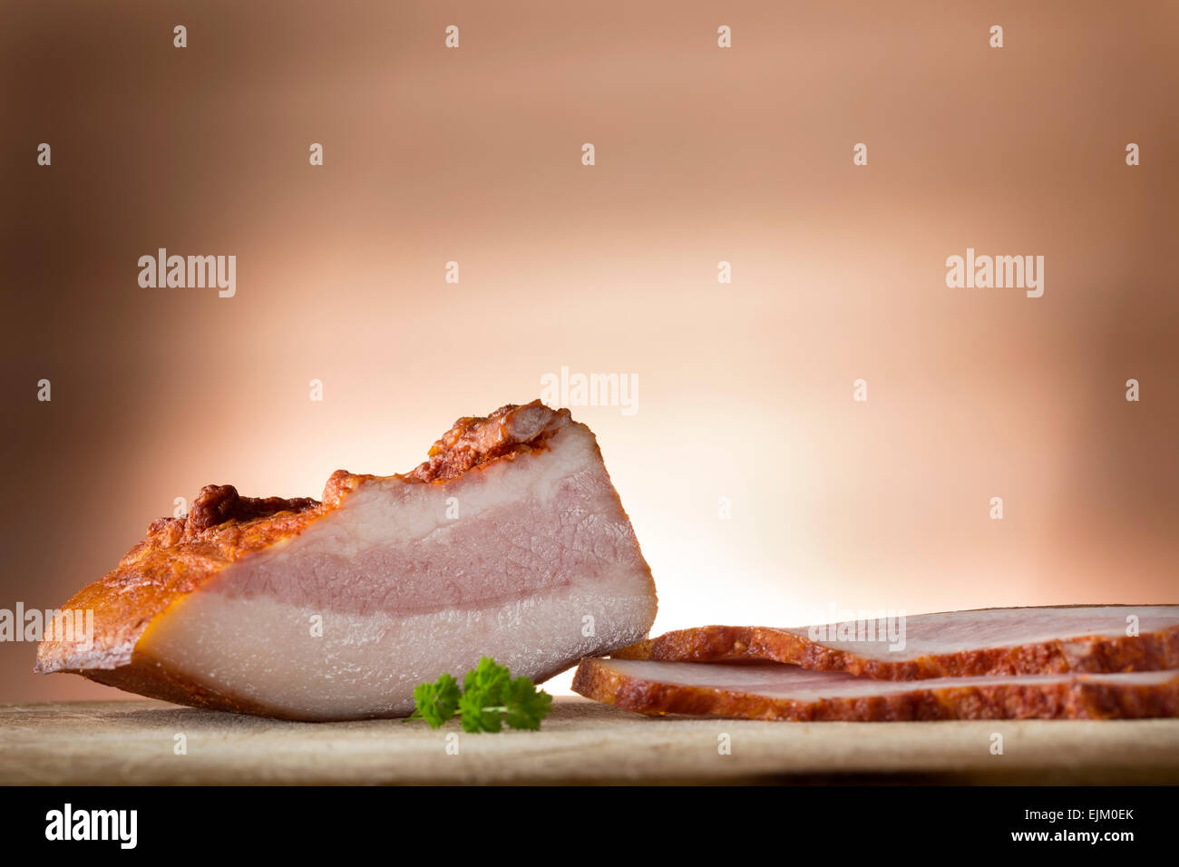 Bacon con guarnición sobre mesa de madera Foto de stock