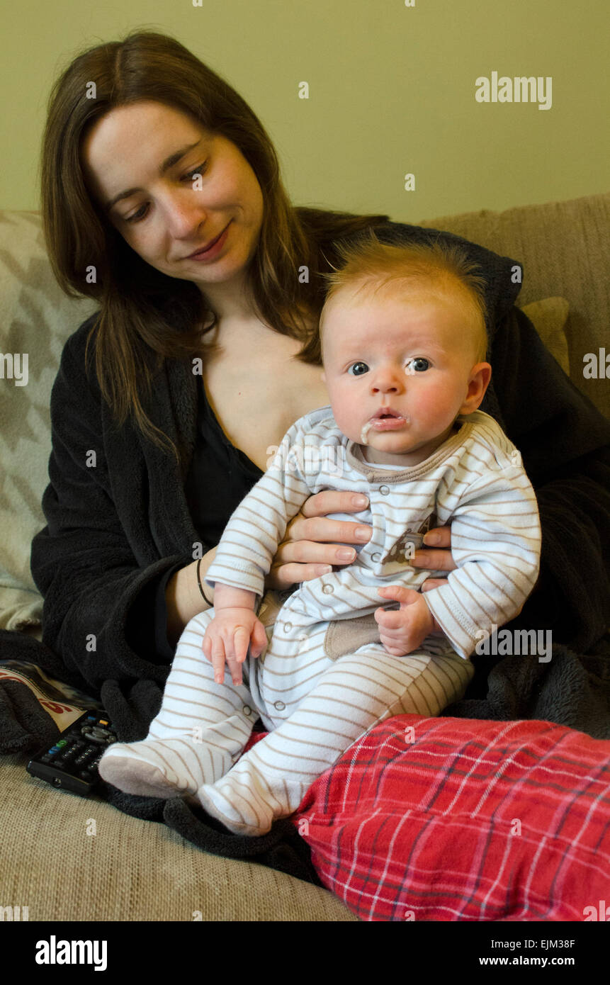 A los tres meses de edad, Baby Boy, rebotando desde la boca después de ser amamantados. Foto de stock