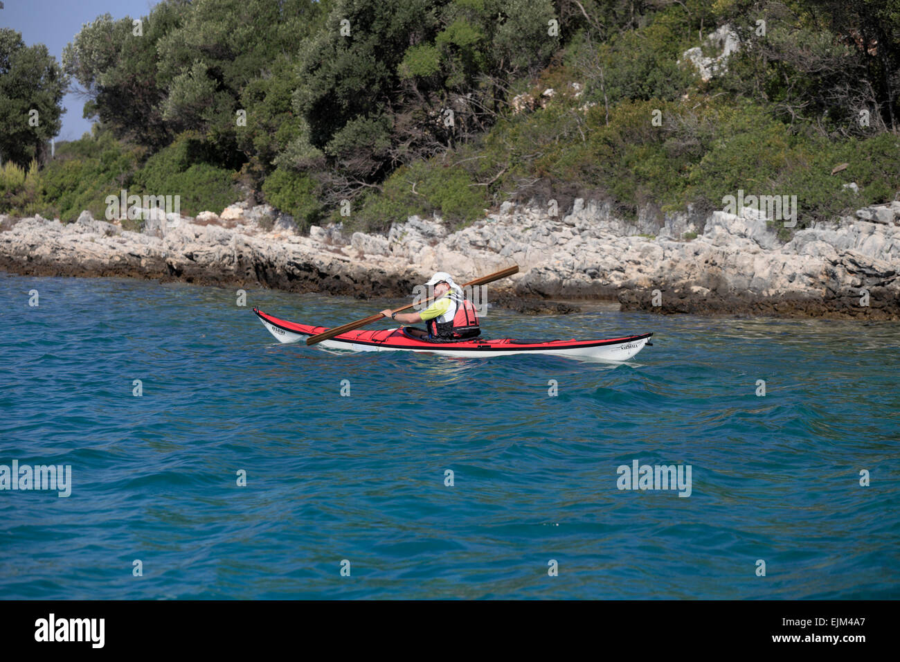 Mature kayakista canoa hombre remando en kayak de mar cerca de la isla de Korcula, off Badija Croacia Foto de stock