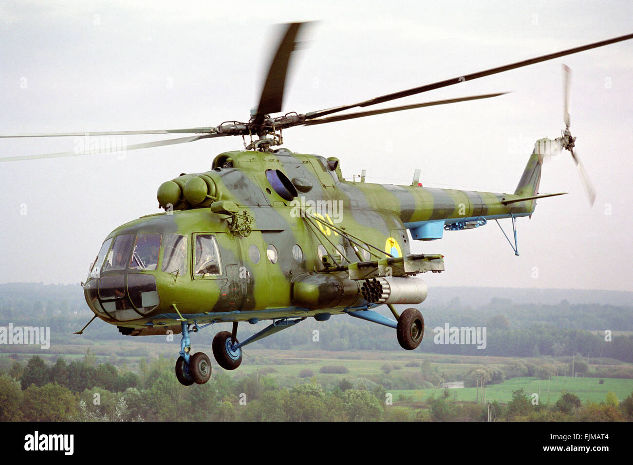 Mil Mi-8 en vuelo de helicóptero de transporte Foto de stock