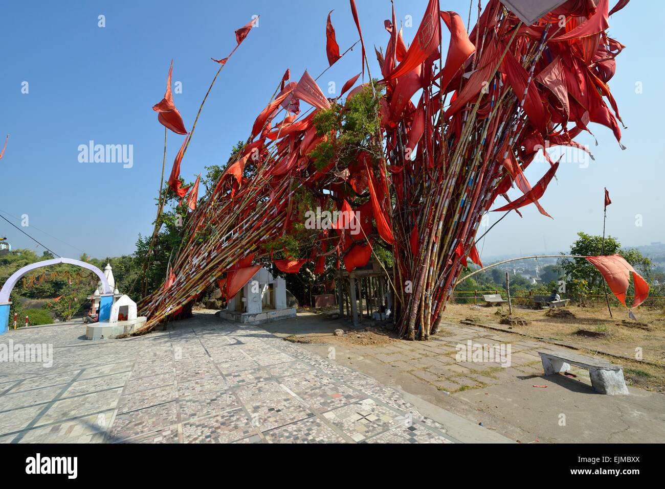Banderas rojas en el templo de Hanuman en Jabalpur, India Foto de stock
