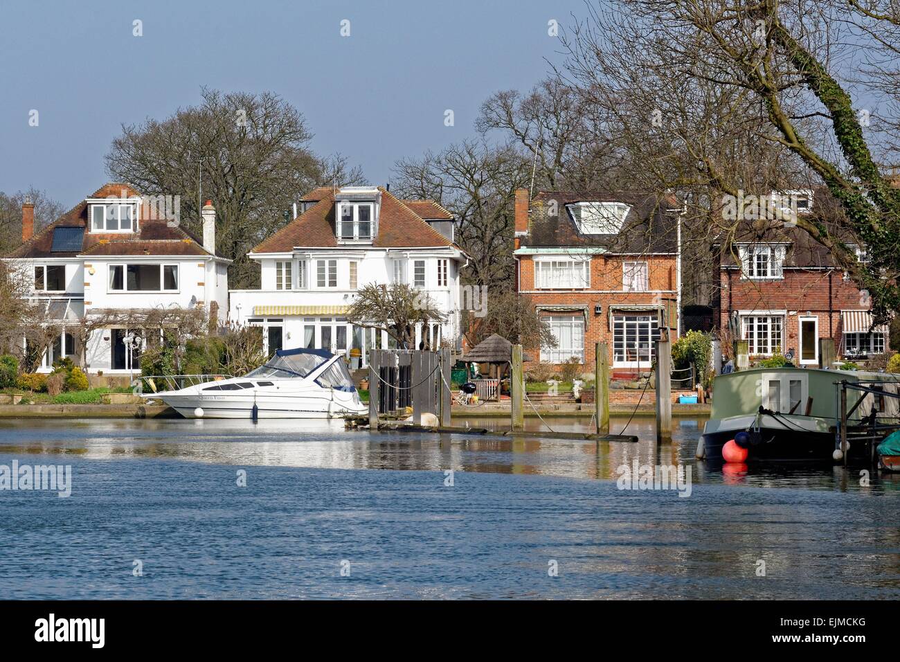 Lujosas casas de Riverside en Hampton Court West London Foto de stock