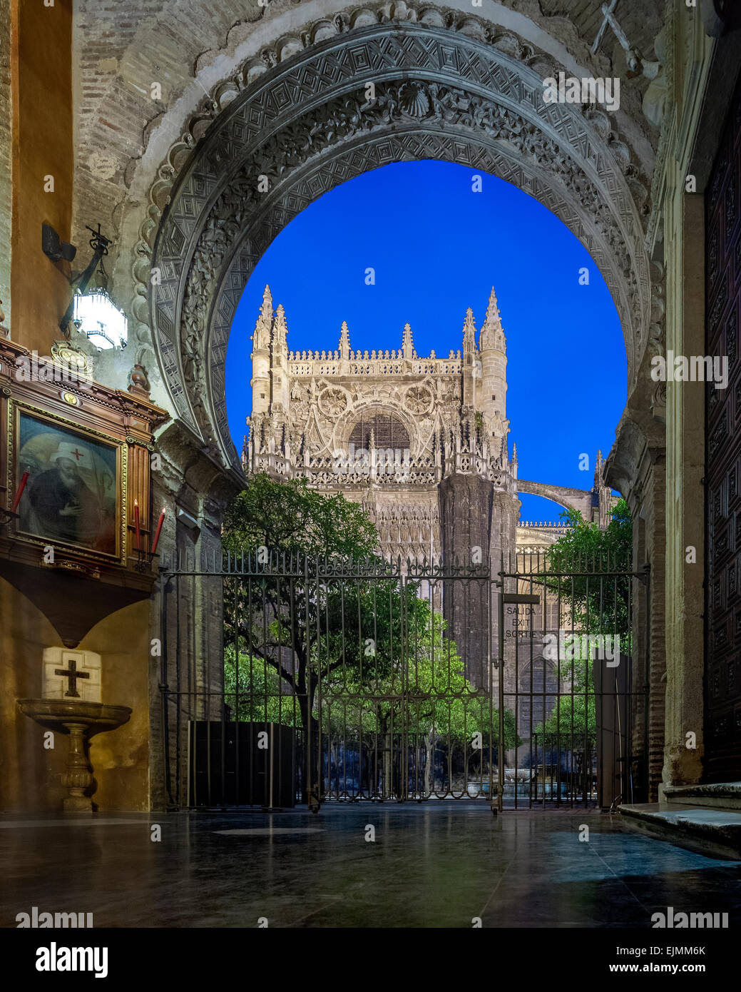 La Catedral de Sevilla en la noche de la Puerta del Perdón, antigua mezquita almohade gate y el Patio de los Naranjos naranjas corte Foto de stock