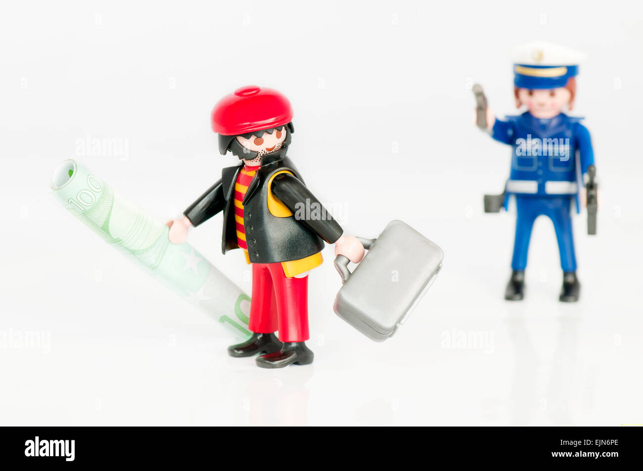 Un Playmobil policía persiguiendo a un ladrón de bancos aislados en blanco  Fotografía de stock - Alamy