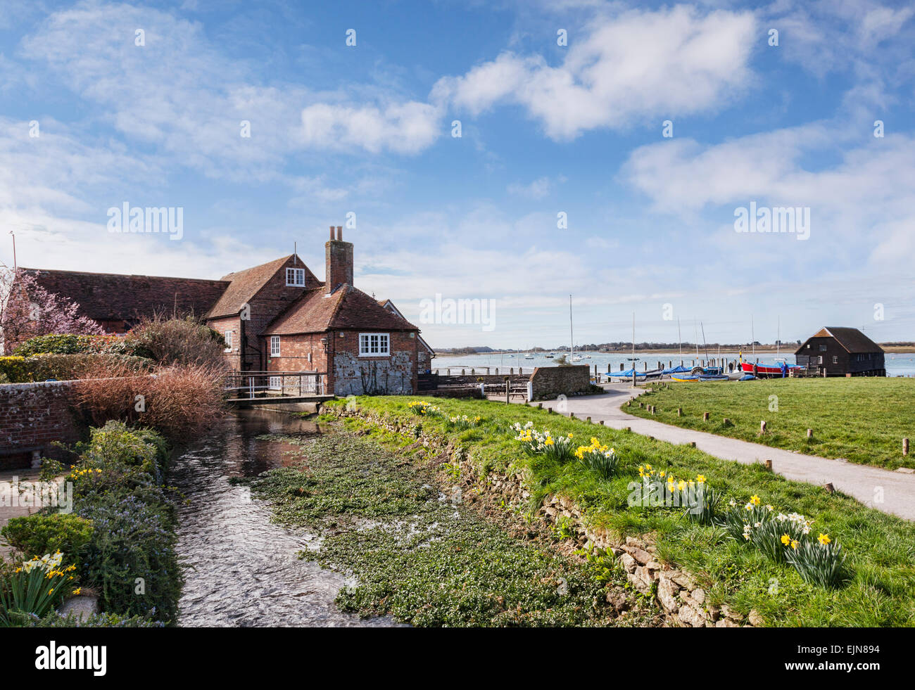 Bosham Harbour, West Sussex, Inglaterra, Reino Unido, en una brillante y soleada mañana de primavera. Foto de stock